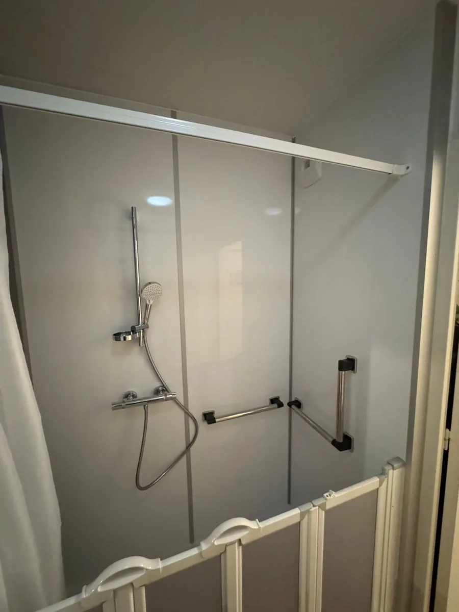 Douche PMR avec barres d'appui — Anjou Maine Adapt' Angers