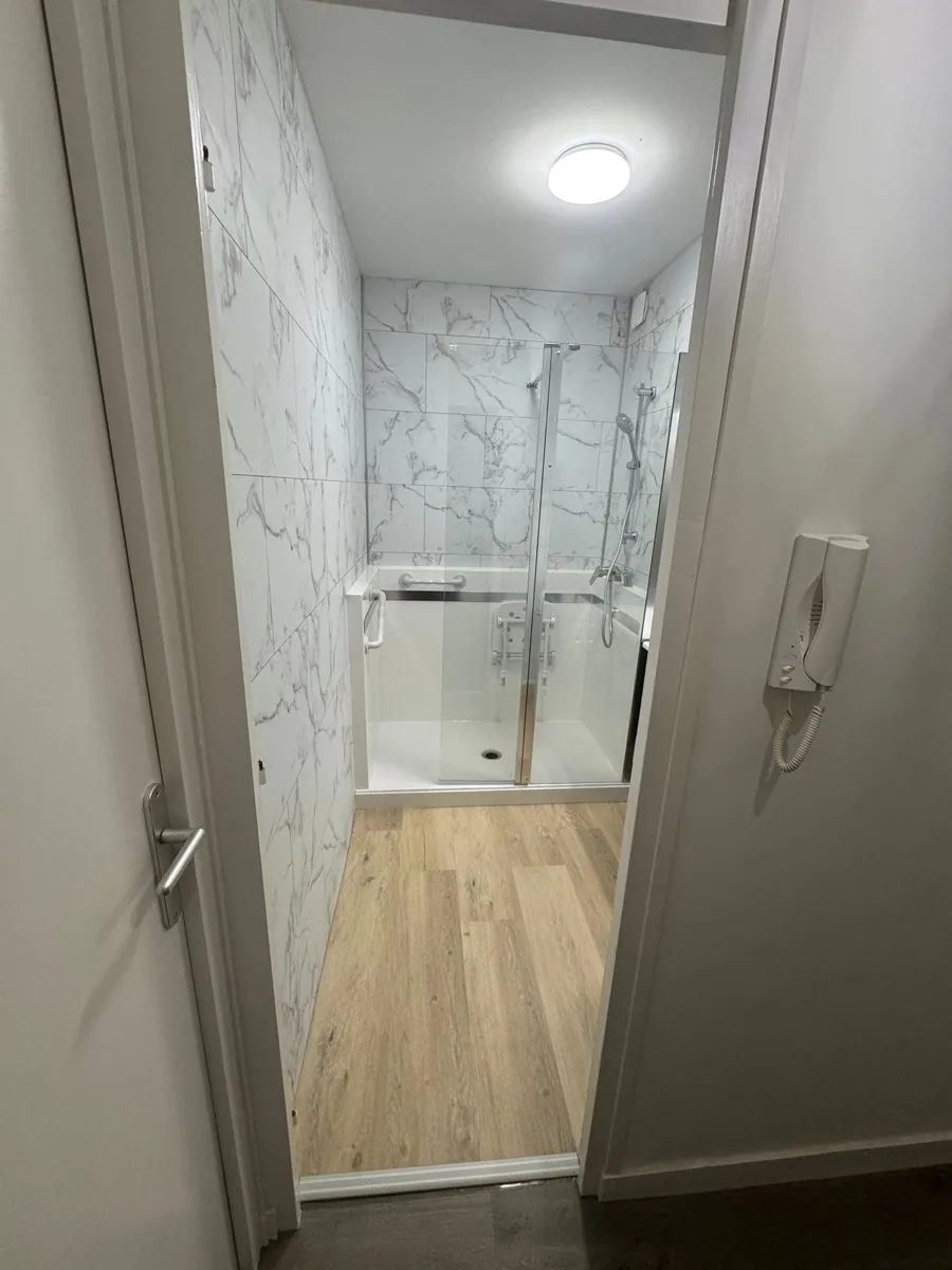 Salle de bain marbrée — Anjou Maine Adapt' Angers