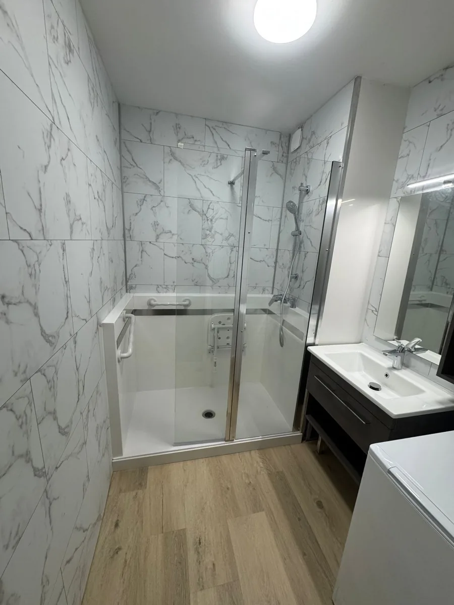 Salle de bain marbrée adaptée PMR — Anjou Maine Adapt' Angers